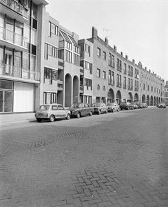 884825 Gezicht op de woningen Breedstraat 128-hoger te Utrecht, met rechts de gevel van de voormalige drukkerij J. van ...